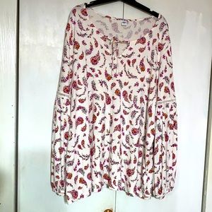 Womens Old Navy top, xxl ties at the top and has cut out detail on sleeves.